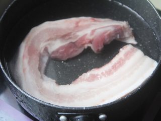 豆角焖肉,五花肉冷水下锅，水开后再煮2分钟然后捞起来；