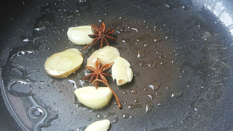 豆角焖肉,锅内放入油，油热后放入姜蒜和八角炒出香味；