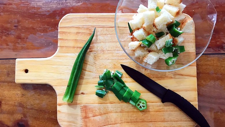 健康饮食之藜麦秋葵吐司沙拉,秋葵如图所示切成小块，放入沙拉碗！