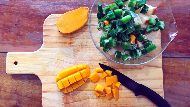 健康饮食之藜麦秋葵吐司沙拉,小芒果去核取两边，切花刀取出果肉，放入沙拉碗！