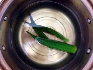 健康饮食之藜麦秋葵吐司沙拉,秋葵去蒂，洗干净后滚水煮两分钟后捞出，备用！