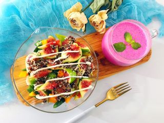 健康饮食之藜麦秋葵吐司沙拉,按照芽芽的惯例，还是要美美的摆拍一下的🙈