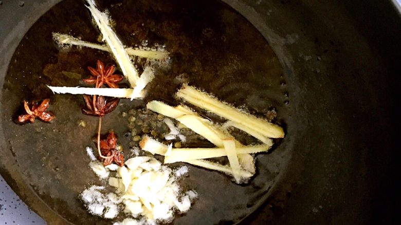 河南特色美食——卤面条,放入配料小火炸出香味