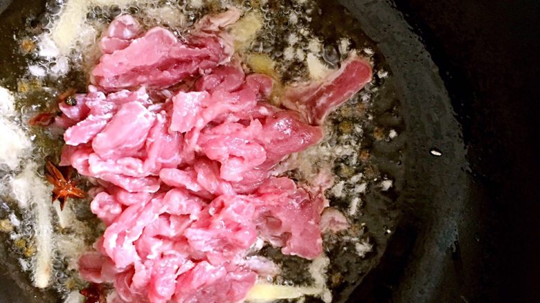 河南特色美食——卤面条,放入里脊肉煸炒片刻
