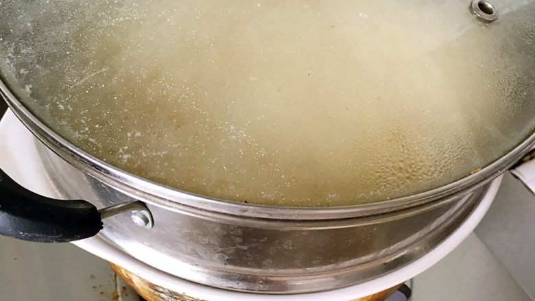 河南特色美食——卤面条,水开之后放上蒸锅，大火蒸十分钟