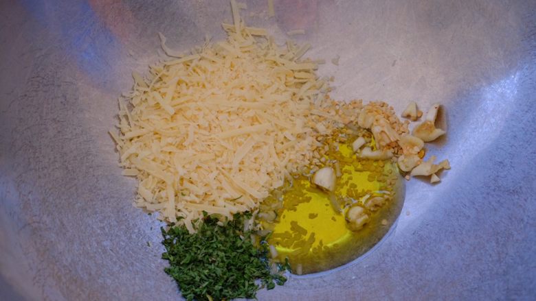 怎样把鸡翅吃干抹净(煎烤蒸三法）,按照份量称取倒入碗中 搅拌均匀