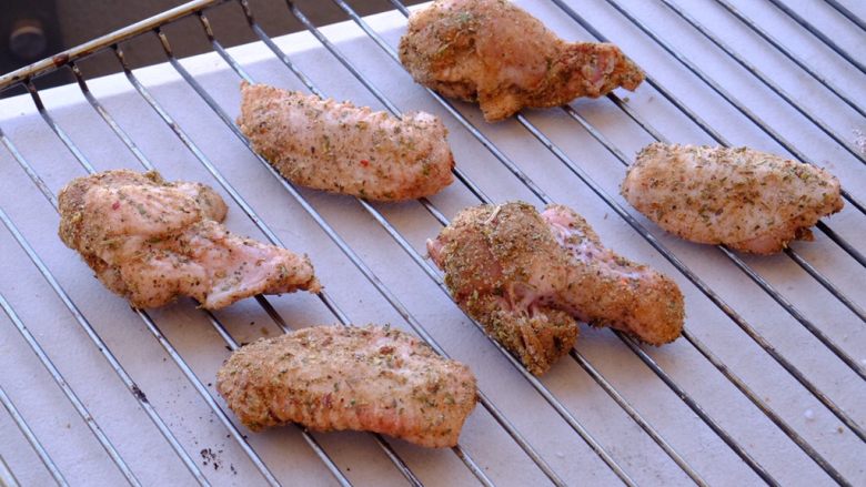 怎样把鸡翅吃干抹净(煎烤蒸三法）,把鸡翅拿出放在烤架上 烤架要比烤盘好 预热烤箱150度