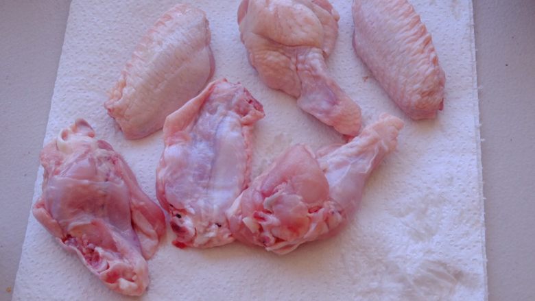 怎样把鸡翅吃干抹净(煎烤蒸三法）,先用厨房用纸把鸡肉表面擦拭干净 吸走多余水分