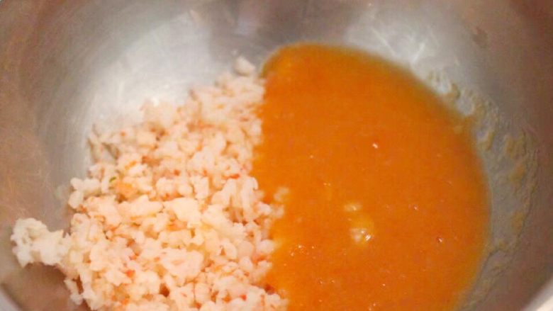 胡萝卜虾仁粥,切碎的虾仁和打成泥的胡萝卜放碗里备用