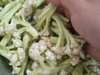 素干锅花菜,将有机花菜切成小朵洗净