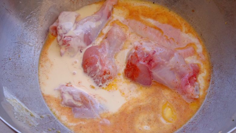 怎样把鸡翅吃干抹净(煎烤蒸三法）,把奶油和一份料混合均匀 把鸡翅丢进去 尽量浸没鸡翅表面 放进冰箱中静置4个小时及以上
