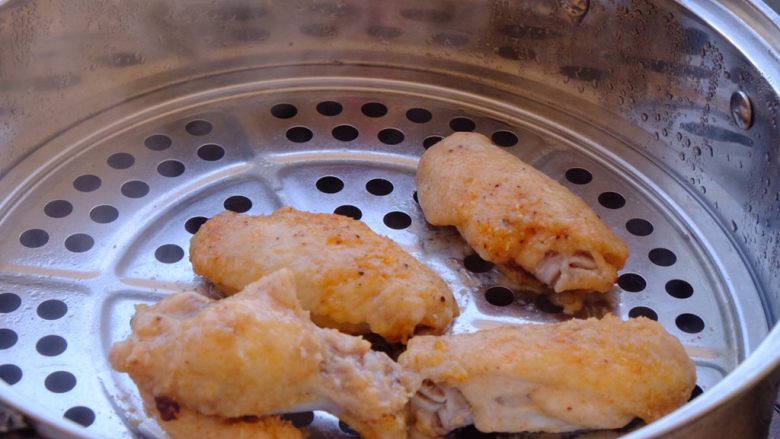 怎样把鸡翅吃干抹净(煎烤蒸三法）,大约蒸了15分钟 开盖