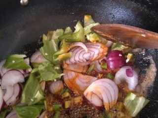 素干锅花菜,然后加入切好的圆葱，辣椒