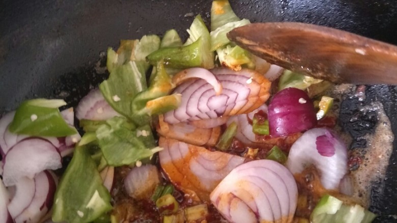 素干锅花菜,然后加入切好的圆葱，辣椒