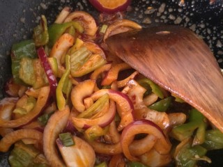 素干锅花菜,把辣椒和圆葱翻炒均匀至断生。