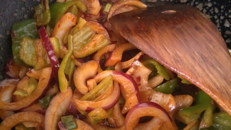 素干锅花菜,把辣椒和圆葱翻炒均匀至断生。