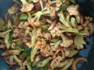 素干锅花菜,然后继续翻炒，中途加入生抽翻炒调味。