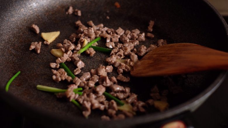 番茄牛肉拌面,待牛肉变色后加入葱段和姜片，翻炒至出香味