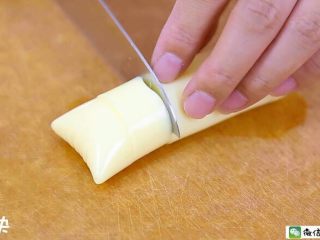 玉子虾仁,豆腐切块。

日本豆腐缓慢小心去除包装袋，去两头，并把豆腐切成等高柱状。日本豆腐易碎，操作的时候要小心点儿哦。