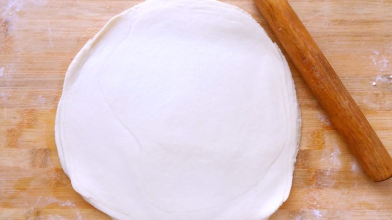 水单饼（烫面法、附卷饼方法）,使用擀面杖擀成厚薄一致的圆形薄片（不要太薄，太薄蒸好以后会不容易揭开的）