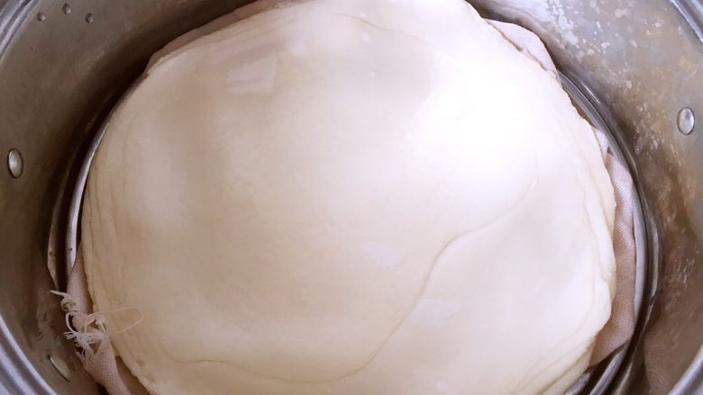 水单饼（烫面法、附卷饼方法）,把擀好的面皮放在蒸笼上（放之前在底部刷一层油，防止粘在笼布上），冷水上锅蒸15min