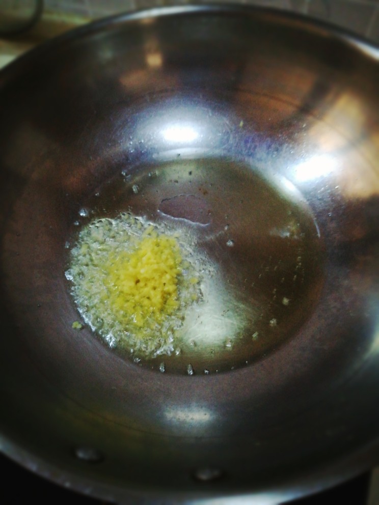 大葱炒鸡蛋,起油锅，放入姜末爆炒。