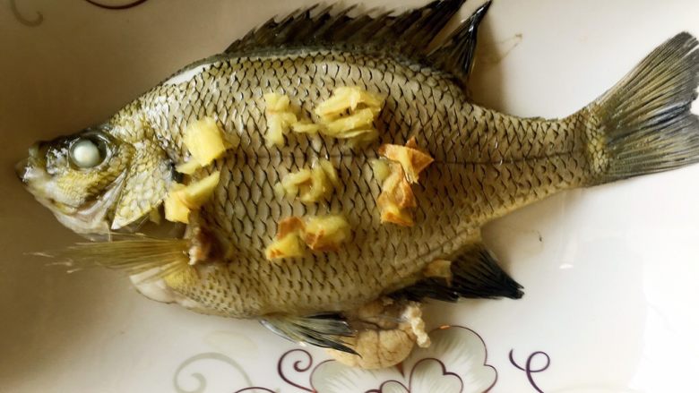 鲜美好吃的清蒸太阳鱼,鱼蒸熟后把盘子的汤倒掉