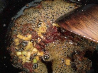 素干锅花菜,把郫县豆瓣酱小火炒出红油后加入葱，花蒜片和干红辣椒爆香