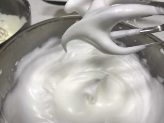 轻乳酪蛋糕,打至七分发，提起打蛋器大大的弯钩，蛋白霜已经开始变细腻。