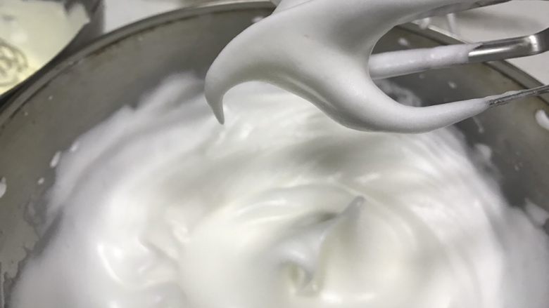 轻乳酪蛋糕,打至七分发，提起打蛋器大大的弯钩，蛋白霜已经开始变细腻。