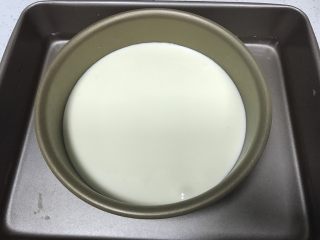 轻乳酪蛋糕,倒入面糊，模具放入一个大一点的盆中，盆中放水3cm深