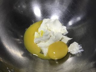 轻乳酪蛋糕,加入蛋黄，搅打均匀。我是自己做的奶油奶酪，很容易打顺滑，所以直接加蛋黄。