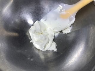 轻乳酪蛋糕,奶油奶酪室温软化，搅打顺滑，可以隔温水操作。蛋清蛋黄分离待用。
