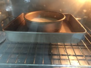 轻乳酪蛋糕,预热烤箱上下火130度5分钟，放入蛋糕面糊，130度上下火烘烤50分钟。烤好表面如果没有上色，将面糊模具连放水的烤盘一起往上放一层，用上管火150度，烘烤5-10分钟进行烧色。