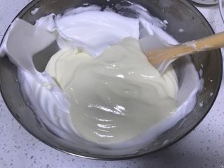 轻乳酪蛋糕,将蛋白霜挖取三分之一到奶酪糊中翻拌均匀，再将拌好的面糊倒入蛋白盆中。