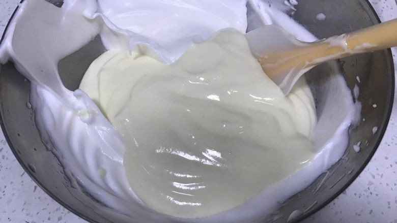 轻乳酪蛋糕,将蛋白霜挖取三分之一到奶酪糊中翻拌均匀，再将拌好的面糊倒入蛋白盆中。