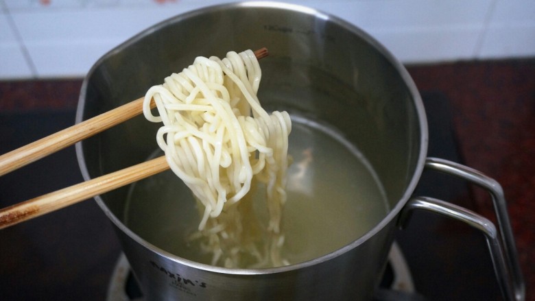 玉米骨汤面,面条煮熟后捞起，放入大碗。