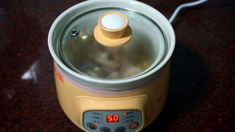 玉米骨汤面,选择营养汤程序（默认4个小时），然后按下预约键，输入预约时间即可。
