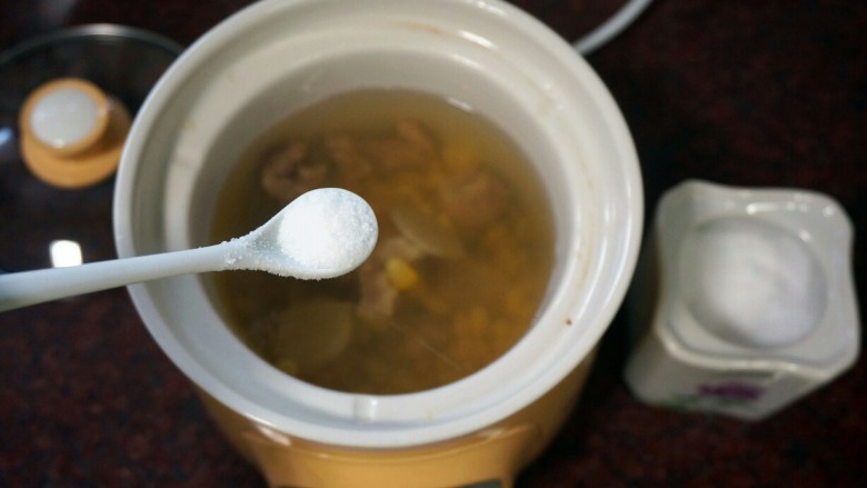 玉米骨汤面,汤熬制好后加入2克食盐调味。