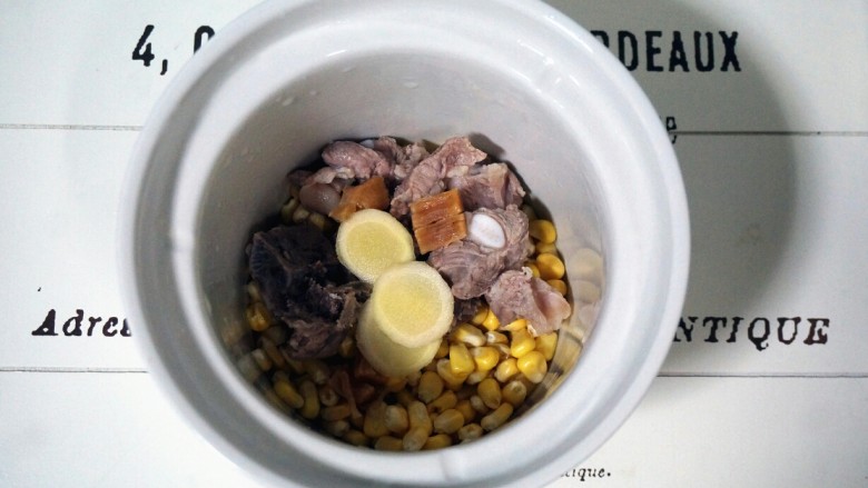 玉米骨汤面,将食材放入陶瓷内胆。
