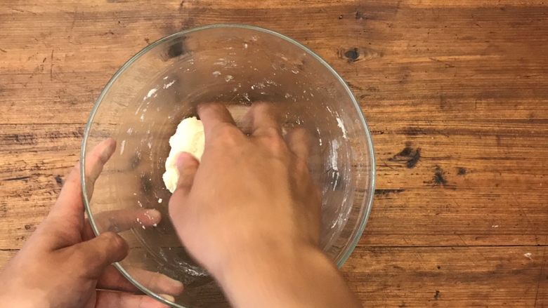 超详细的经典蛋黄酥,⏸用手将面团揉成一团，使碗壁四周无剩余面团粘连
