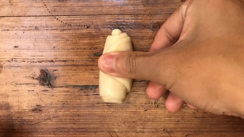 超详细的经典蛋黄酥,⏸取一枚静置好的面团，开口连接处朝上，用大拇指按压面团的中间
