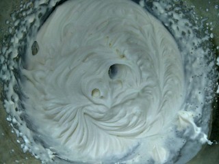 ＃不一样的泡芙＃天鹅泡芙,奶油加入10克白糖，快速打发至硬性纹路。