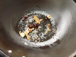 盐水猪手,烧热锅，下点油，爆香姜片、八角、香叶、花椒