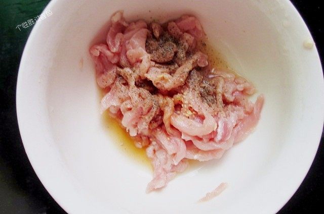 水烙馍卷菜,肉丝加入酱油、黑胡椒粉、料酒腌制十分钟