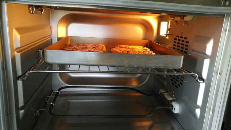 蔓越莓司康,放入预热好的烤箱中上层上火150度下火130度25分钟