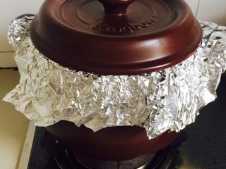 坤博砂锅烤红薯,盖上盖子充分利用砂锅的保温性再把红薯焖一会，让它更加软