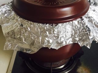 坤博砂锅烤红薯,盖上盖子，开始烧烤！前面露出来的锡纸主要就是为了再烧烤的过程中将锅内的水分排出来