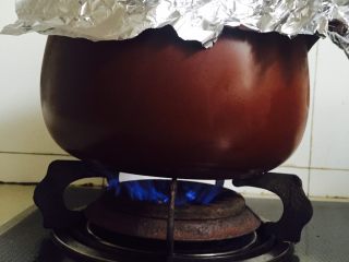 坤博砂锅烤红薯,开中火烧15分钟到30分钟左右  根据自己的红薯大小来决定，我烧了20多分钟