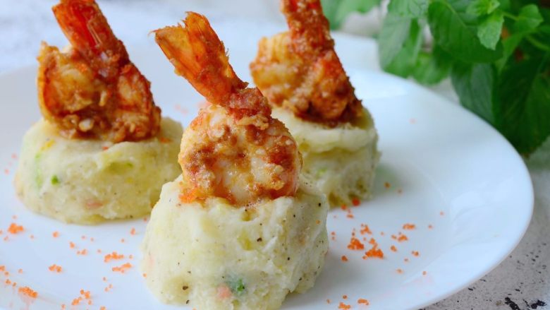 咸蛋黄焗阿根廷红虾,放上煎好的虾尾即可